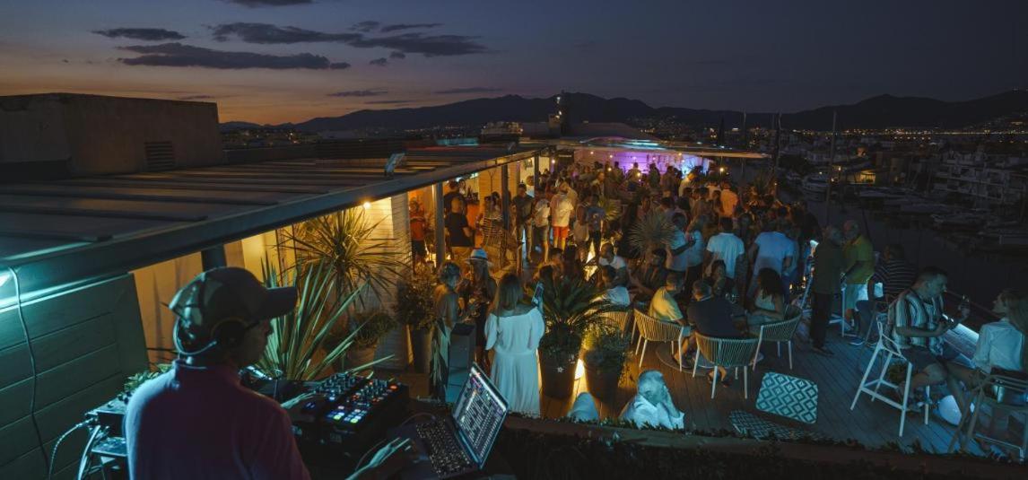 Sol 8-Studio In The Beach & Downton เอมปูเรียบราบา ภายนอก รูปภาพ